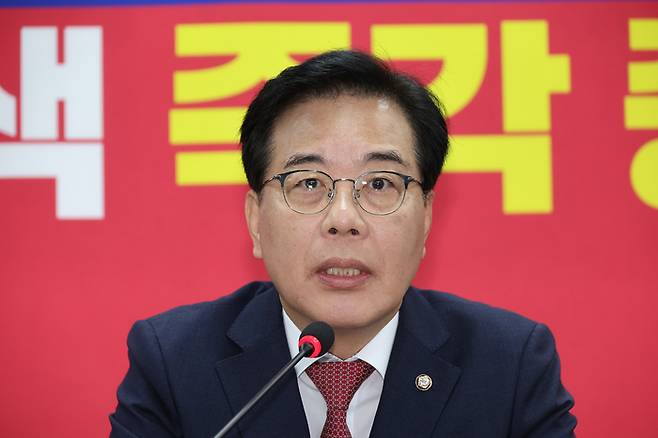 발언하는 송언석 비상대책위원장     (서울=연합뉴스) 박동주 기자 = 국민의힘 송언석 비상대책위원장 겸 원내대표가 21일 서울 여의도 중앙당사에서 열린 비상대책위원회의에서 발언하고 있다. 2025.8.21     pdj6635@yna.co.kr (끝)