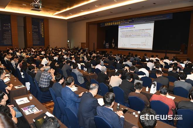 21일 강원도 평창 알펜시아리조트에서 열린 한국전자파학회 하계종합학술대회에서 참석자들이 기조강연을 듣고 있다.