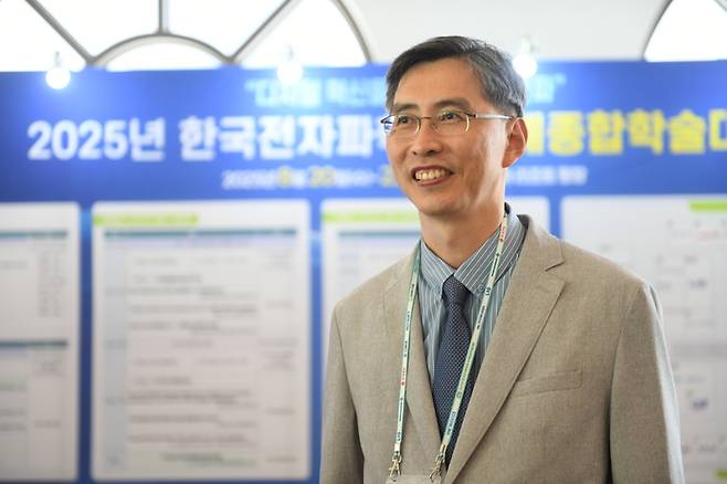 이재성 한국전자파학회 회장이 강원 평창 알펜시아리조트에서 열린 한국전자파학회 하계종합학술대회에서 전자신문과 인터뷰하고 있다.
