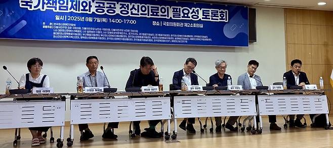 지난 7일 서울 여의도 국회에서 한국정신장애인연합회가 ‘국가책임제와 공공 정신의료의 필요성’을 주제로 주최한 정책토론회의 패널 토론 모습. 왼쪽부터 이정하 파도손 대표, 허생렬 대한정신장애인가족협회 부회장, 전준희 화성정신건강복지센터장, 강상경 서울대 사회복지학과 교수, 이용표 가톨릭대 사회복지학과 교수, 이화영 순천향대 천안병원 정신건강의학과 교수, 김일열 보건복지부 정신건강정책과장. 최지현 기자