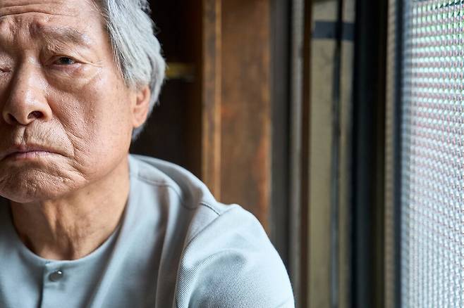 노인 우울증은 일반 우울증과는 달리 우울한 감정을 느끼지 못하는 경우도 있다. 얼핏 보면 일상적인 노화 증상으로 여겨질 수 있어 치료의 적기를 놓치기 쉽다. 게티이미지뱅크