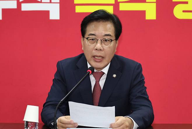 송원석 국민의힘 비상대책위원장 겸 원내대표가 21일 서울 여의도 국민의힘 당사에서 비상대책위원회의를 주재하고 있다. 윤운식 선임기자 yws@hani.co.kr