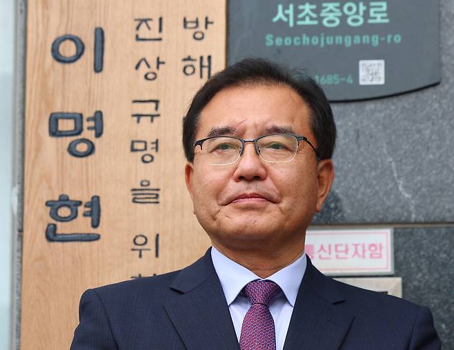 이명현 순직해병 특별검사가 지난달 2일 서울 서초구 서초한샘빌딩에 마련된 특검 사무실에서 진행된 현판식을 마친 후 현판 앞에 서 있다. 연합뉴스