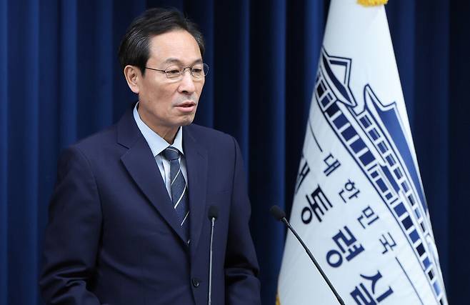 우상호 대통령실 정무수석이 서울 용산 대통령실 청사에서 브리핑하는 모습. 대통령실사진기자단