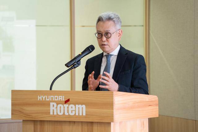 이정엽 현대로템 디펜스솔루션사업본부장 부사장이 14일 경남 창원 현대로템에서 열린 미디어 데이에 참석해 회사의 중장기 비전을 설명하고 있다. 현대로템 제공