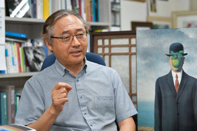박찬운 한양대 법학전문대학원 교수가 자신의 연구실에서 이재명 정부 검찰 개혁 성공의 중요성에 대해 설명하고 있다. 남동균 인턴기자