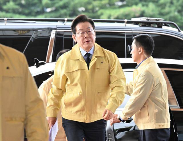 이재명 대통령이 을지훈련 기간인 21일 민방위복을 착용한 채 서울 용산 대통령실로 출근하고 있다. 왕태석 선임기자