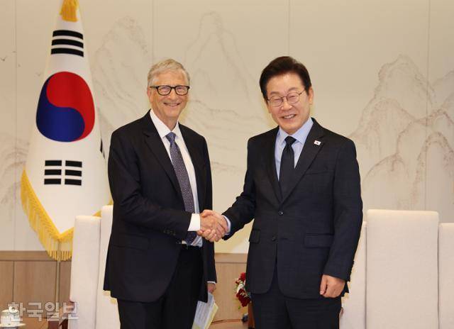 이재명 대통령이 21일 서울 용산 대통령실에서 빌 게이츠 게이츠재단 이사장과 만나 악수하고 있다. 왕태석 선임기자