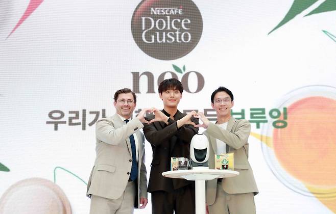 토마스 카소 대표, 이도현, 아피왓 이리야피차트 커피사업부 부문장(왼쪽부터). 네슬레코리아 제공