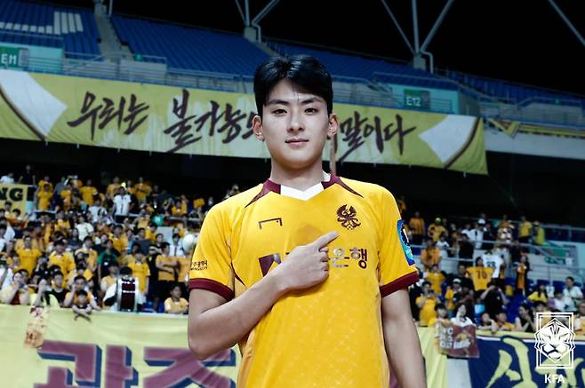 광주 정지훈이 20일 광주월드컵경기장에서 열린 부천과의 2025 하나은행 코리아컵 4강 1차전에서 승리한 뒤 팬들 앞에서 기념촬영을 하고 있다. 사진=대한축구협회