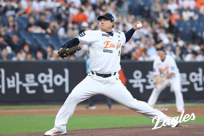 연패 스토퍼로 나선 류현진이 6회까지 잘 던졌으나 7회 박계점에게 만루포를 맞고 무너졌다. 한화 이글스 제공