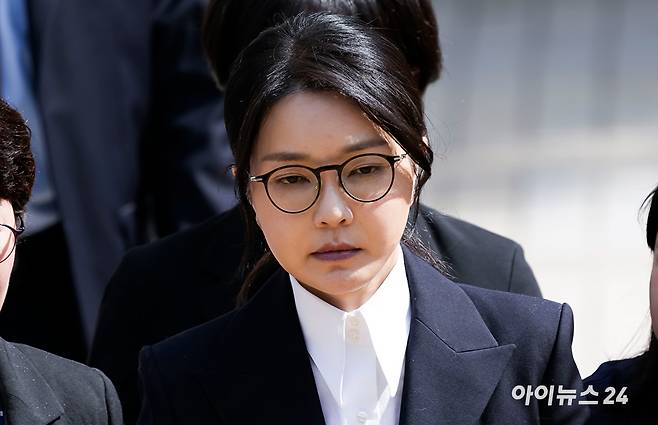 윤석열 전 대통령 부인 김건희 씨가 12일 오후 서울 서초구 서울중앙지방법원에서 열린 구속 전 피의자 심문(영장실질심사)을 마치고 법원을 나서고 있다. [사진=사진공동취재단]