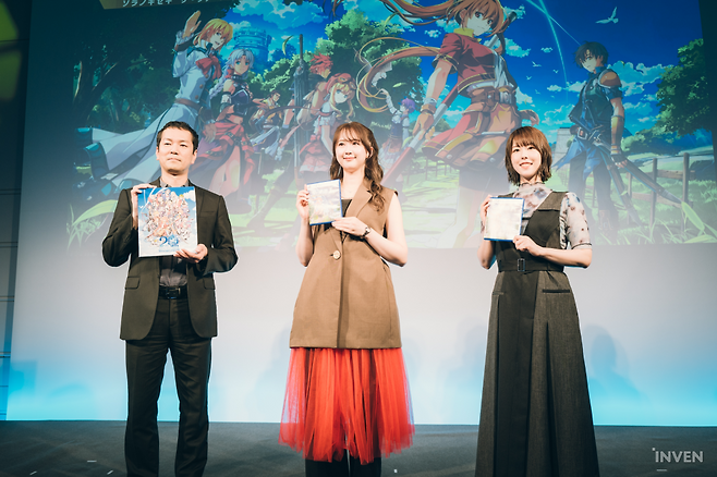 ▲ 왼쪽부터 콘도 토시히로 니혼 팔콤 대표, 타카야나기 토모요 성우, 후지와라 나츠미 성우