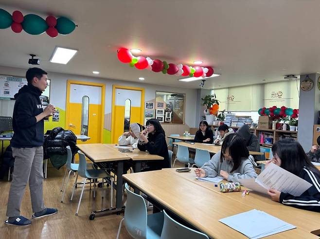 지역아동센터 금융교육 재능기부 수업 중인 박혁 대표 / 출처=키라앤컴퍼니