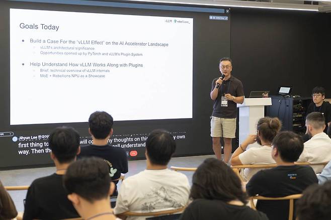 김홍석 리벨리온 소프트웨어 아키텍트 총괄이 리벨리온이 vLLM 생태계에 지원할 사항에 대해 얘기 중이다 / 출처=IT동아