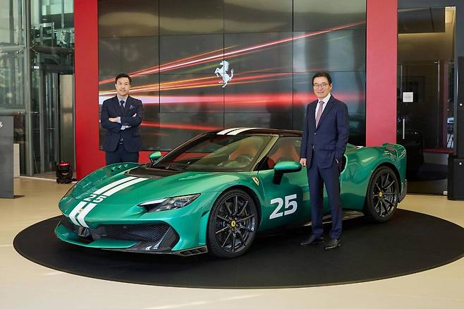 296 스페치알레 옆에서 기념촬영 중인 김광철 FMK 대표(오른쪽)와 이상욱 페라리 FME 한국 세일즈 총괄 매니저 / 출처=페라리