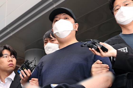 서울 강북구 미아동 마트에서 흉기를 휘둘러 1명을 살해하고 1명을 다치게 한 김성진이 지난 5월 1일 오전 서울 강북경찰서에서 검찰로 구속 송치되고 있다. 뉴스1