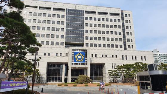대전지법은 21일 휴가 중 상가 여자화장실에서 일면식도 없는 여성을 흉기로 위협하고 성폭행을 시도한 혐의로 기소된 현역 군인에게 징역 20년을 선고했다. 신진호 기자