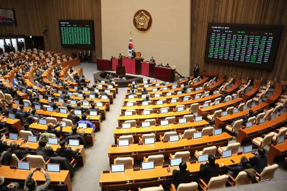 지난해 12월 4일 새벽 서울 여의도 국회에서 열린 본회의에서 비상계엄 해제 요구 결의안에 대한 표결이 진행되고 있다. 뉴스1