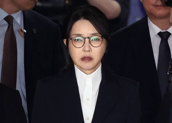 윤석열 전 대통령 부인 김건희 여사가 12일 구속 전 피의자 심문(영장실질심사)을 마친 뒤 서울 서초구 서울중앙지법을 나서고 있다. 연합뉴스