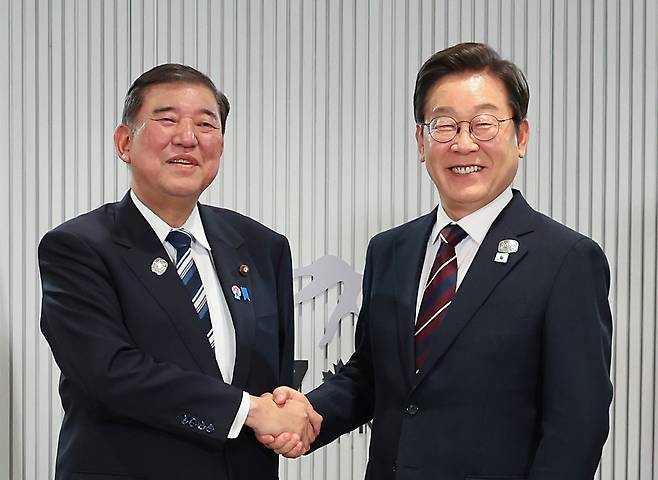 이재명 대통령과 이시바 시게루 일본 총리가 지난 6월17일(현지시간) 캐나다 앨버타주 캐내내스키스 주요 7개국(G7) 정상회의장에서 열린 한일 정상회담에서 기념촬영을 하고 있다. 연합뉴스