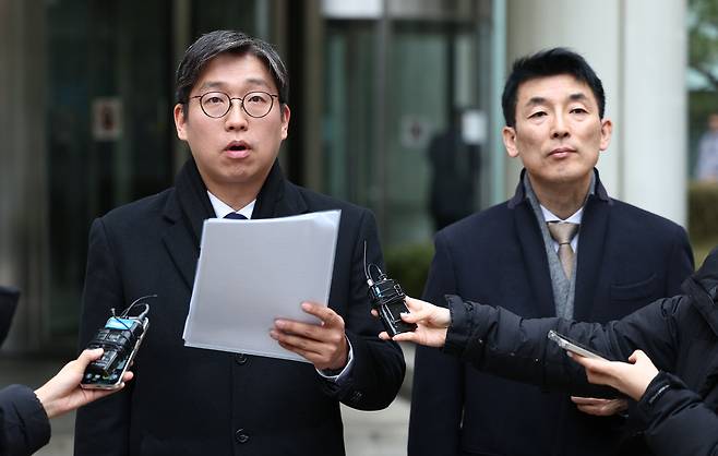 김용현 전 국방부 장관 변호인단인 유승수(왼쪽부터)·이하상 변호사가 지난 1월16일 서울 서초구 서울중앙지법에서 열린 김 전 장관의 내란 중요임무 종사 혐의 첫 공판준비기일을 마친 뒤 나와 입장문을 발표하고 있다. 연합뉴스