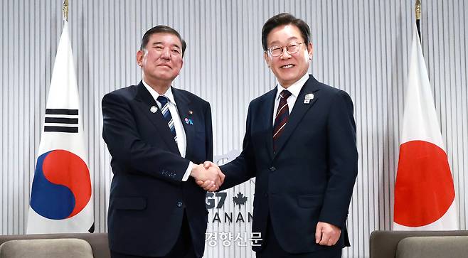 이재명 대통령과 이시바 시게루 일본 총리가 지난 6월17일(현지시간) 캐나다 앨버타주 캐내내스키스 주요 7개국(G7) 정상회의장에서 열린 한·일 정상회담에서 악수하고 있다. 대통령실사진기자단