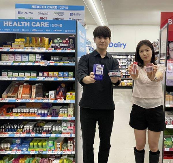 GS25가 다음 달부터 운영하는 건강·뷰티 등 ‘카테고리 킬러형 전문 매대’를 소개하는 모습. GS25 제공