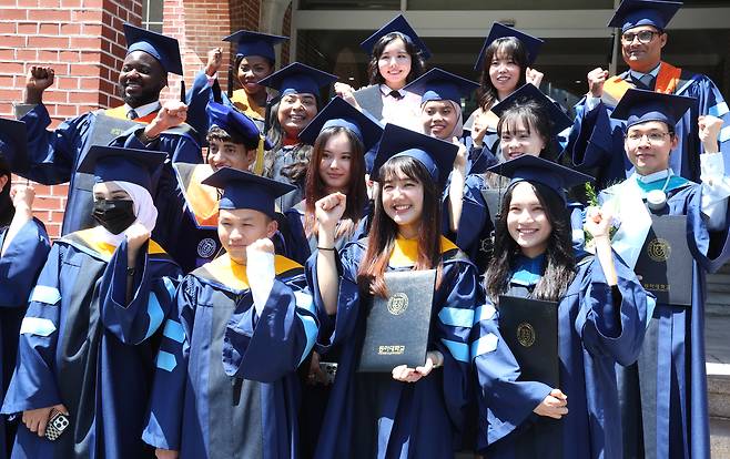 Foreign students pose for a photo in front of the Seokdang Museum at Dong-A University’s Bumin Campus in Busan on Thursday. (Yonhap)