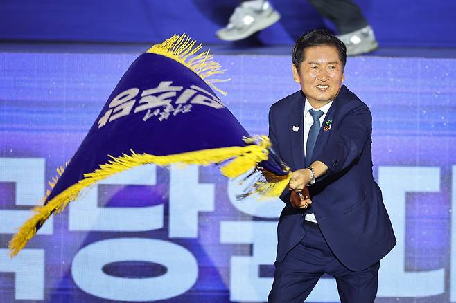 Democratic Party leader Jung Chung-rae waves the party flag during the party’s national convention at Kintex in Goyang, Gyeonggi on Aug. 2. [JOONGANG ILBO]