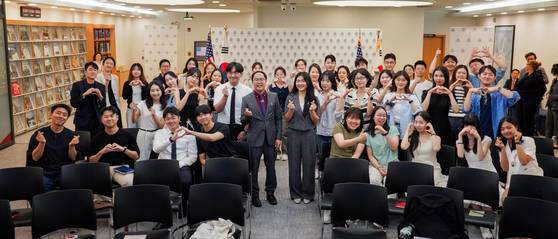 Sen. Andy Kim, center, poses for the cameras with the attendees of the youth town hall hosted in the American Diplomacy House in Yongsan District, central Seoul, on Aug. 20. [U.S. EMBASSY]
