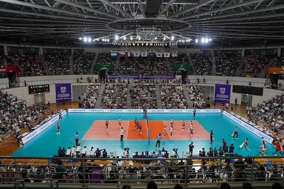 Crowds cheer during a match between Korea and Japan during the Jinju International Women’s Volleyball Tournament at Jinju Gymnasium in South Gyeongsang on Aug. 16. [YONHAP]