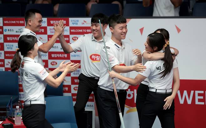 하림 선수들이 6세트 승리를 거둔 박정현과 기쁨을 나누고 있다. PBA 제공