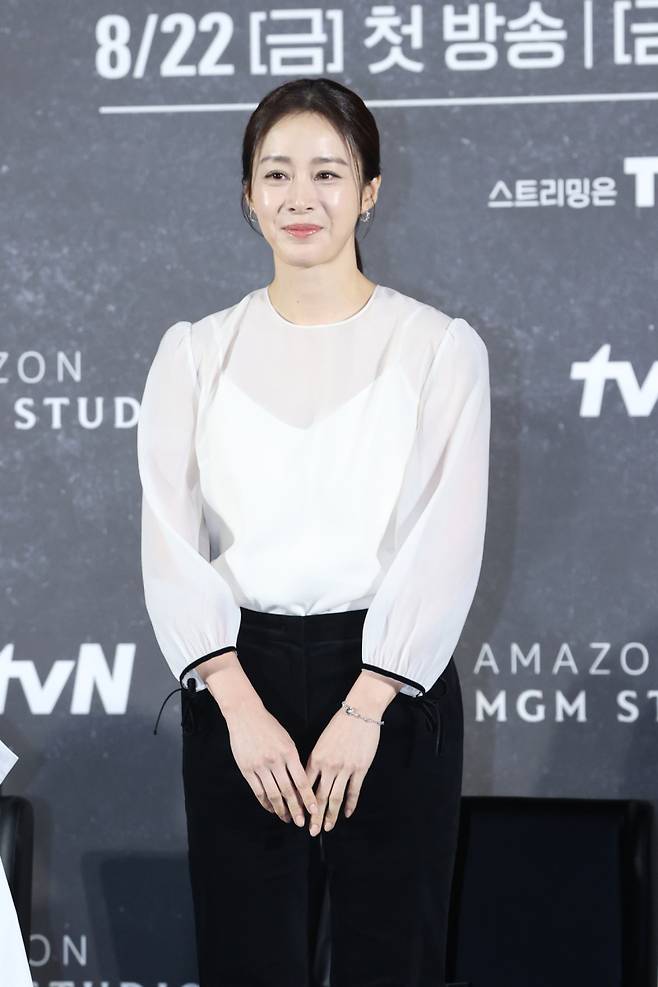 배우 김태희가 21일 서울 CGV용산아이파크몰에서 열린 영화 '버터플라이' 기자간담회에 입장하고 있다. 연합뉴스
