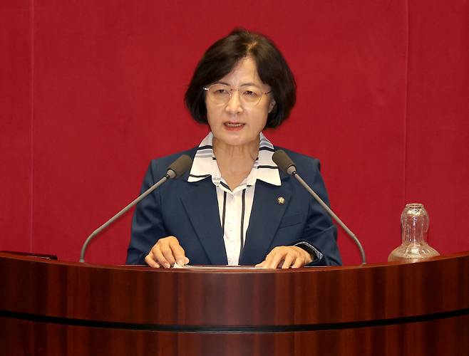 추미애 더불어민주당 의원이 21일 서울 여의도 국회 본회의에서 법제사법위원회 위원장으로 선출된 후 당선 인사를 하고 있다. 연합뉴스