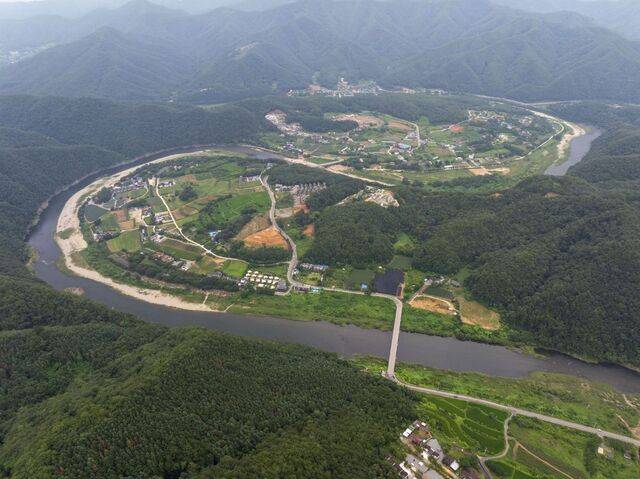 홍천강이 노일리 일대에 휘돌며 빚어낸 태극 문양.