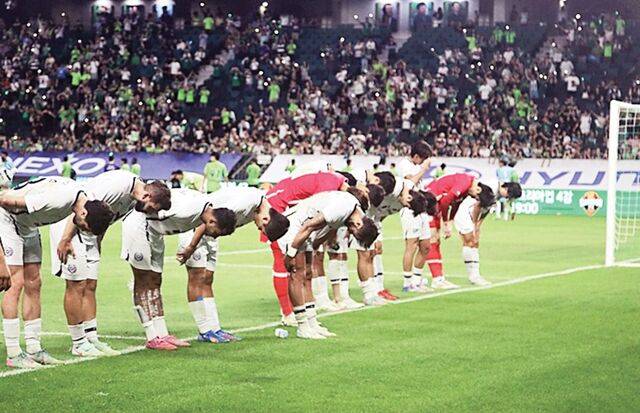 Daegu FC players are greeted by fans after losing 0-3 in the 26th round away with Hana Bank 1 2025 Jeonbuk Hyundai Motors at the Jeonju World Cup Stadium on the 16th. Provided by Daegu FC
