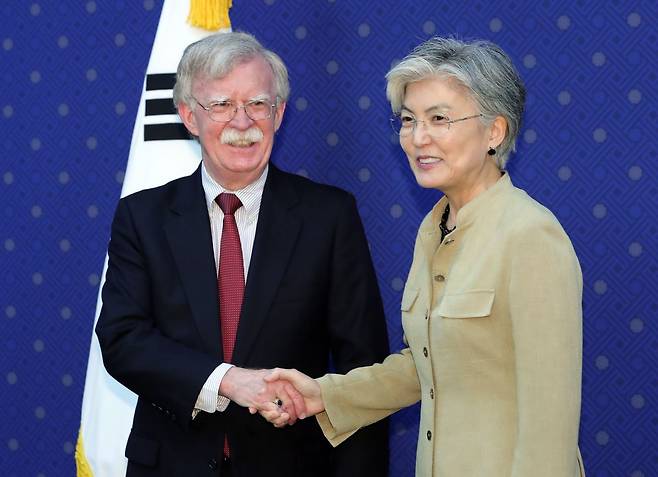 존 볼턴 전 국가안보보좌관이 지난 2019년 7월 당시 방한해 외교부 청사에서 강경화 외교부 장관과 기념촬영을 하는 모습. 윤성호 기자.