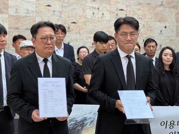 ▲추도사가 모두 끝난 후, 이호찬 위원장과 전성관 본부장은 인쇄한 방송법·방문진법 법안을 이용마 기자에게 건넸다. 사진=윤유경 기자.