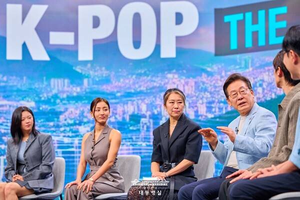 ▲이재명 대통령이 20일 서초 아리랑 국제방송 사옥에서 특별프로그램 '케이팝 더 넥스트 챕터'(K-Pop:The Next Chapter)에 출연해 넷플릭스 애니매이션 영화 '케이팝 데몬 헌터스'의 매기 강 감독 등과 K팝 산업의 미래에 관한 이야기를 나누고 있다. 이날 영화의 OST를 부른 걸그룹 트와이스 정연과 지효도 함께했다. 사진출처=대통령실.
