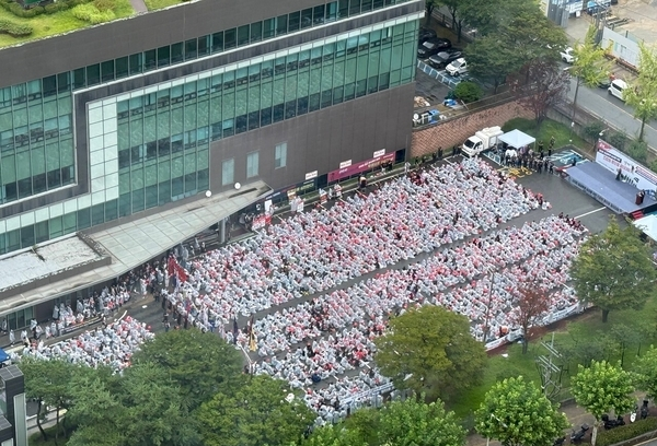 SK하이닉스 노조가 지난 12일 이천캠퍼스 수펙스센터에서 총력투쟁 결의대회를 연 모습. [사진출처=SK하이닉스 노조]