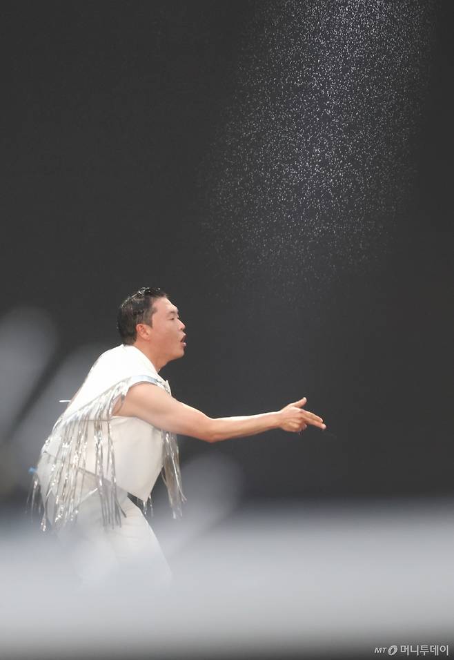 (인천=뉴스1) 권현진 기자 = 가수 싸이가 28일 오후 인천 서구 인천아시아드 주경기장에서 가진 '싸이 흠뻑쇼 SUMMER SWAG 2025 - 인천'에서 화려한 무대를 선보이고 있다. 2025.6.28/뉴스1 Copyright (C) 뉴스1. All rights reserved. 무단 전재 및 재배포, AI학습 이용 금지. /사진=(인천=뉴스1) 권현진 기자