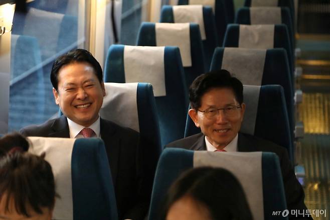 [서울=뉴시스] 권창회 기자 = 김문수 제21대 대통령 선거 국민의힘 경선 후보와 장동혁 김문수 캠프 총괄선거대책본부장이 20일 서울 용산구 서울역에서 대구행 열차에 탑승해 대화하고 있다. (사진=김문수 캠프 제공) 2025.04.20. photo@newsis.com *재판매 및 DB 금지 /사진=