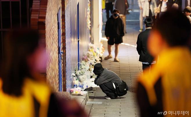 (서울=뉴스1) 장수영 기자 = 핼러윈데이인 31일 서울 용산구 이태원 해밀톤호텔 옆 이태원참사 사고 골목으로 시민들이 지나가고 있다. 2024.10.31/뉴스1  Copyright (C) 뉴스1. All rights reserved. 무단 전재 및 재배포,  AI학습 이용 금지. /사진=(서울=뉴스1) 장수영 기자