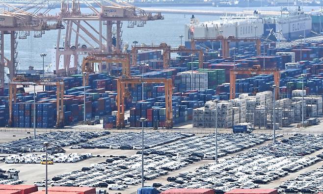 경기 평택시 포승읍 평택항에 컨테이너가 쌓여 있다. / 사진=뉴시스 김종택 기자