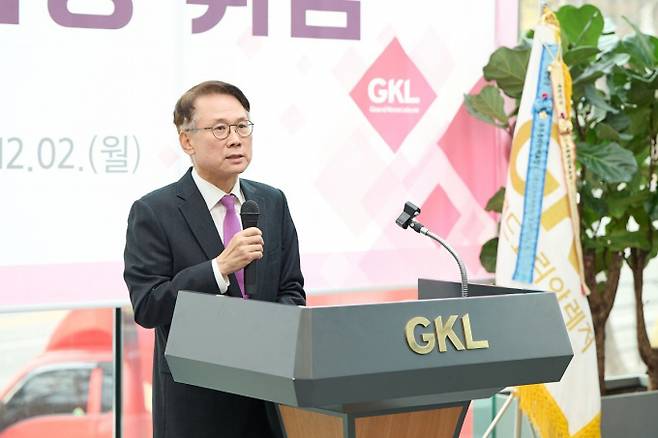 더불어민주당이 지난 19일 대통령과 공공기관장의 임기를 일치시키는 '공공기관운영법 개정안' 추진을 선언하면서 윤석열 정부 시절 임명된 낙하산 인사들의 거취가 주목된다. 윤두현 그랜드코리아레저 사장은 계엄 선포 직전인 지난해 12월2일 사장에 임명된 데다 인사 과정에서 윤석열·김건희 부부 개입 의혹까지 받고 있다. 지난해 12월2일 취임식에서 취임사를 발표하는 윤 사장. /사진=GKL
