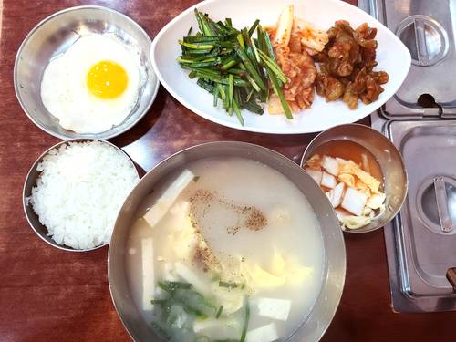 무교동 북어국집의 오이지 반찬.