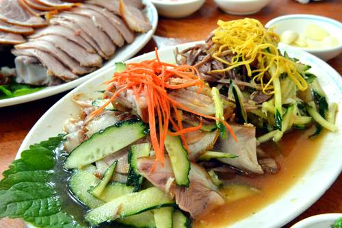 오이가 들어간 부산 부평동 냉채족발.