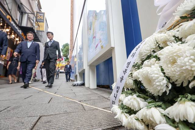 윤호중 행정안전부 장관이 지난 4일 서울 용산구 이태원 참사 골목 ‘10.29 기억과 안전의길’을 둘러보고 있다. 공동취재·연합뉴스
