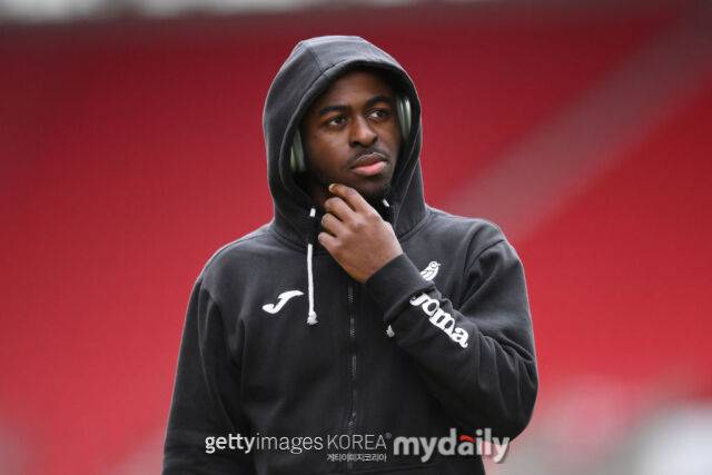 조너선 로우는 아드리앙 라비오에게 반발하며 몸싸움을 벌였다. /게티이미지코리아